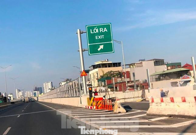 Là đường chạy qua đô thị và là tuyến đường có lưu lượng phương tiện lớn nhất Hà Nội, nhưng do chưa có đường lên xuống nên đường trên cao Vành đai 3 trên cao đoạn Mai Dịch - cầu Thăng Long chỉ lác đác xe qua lại.