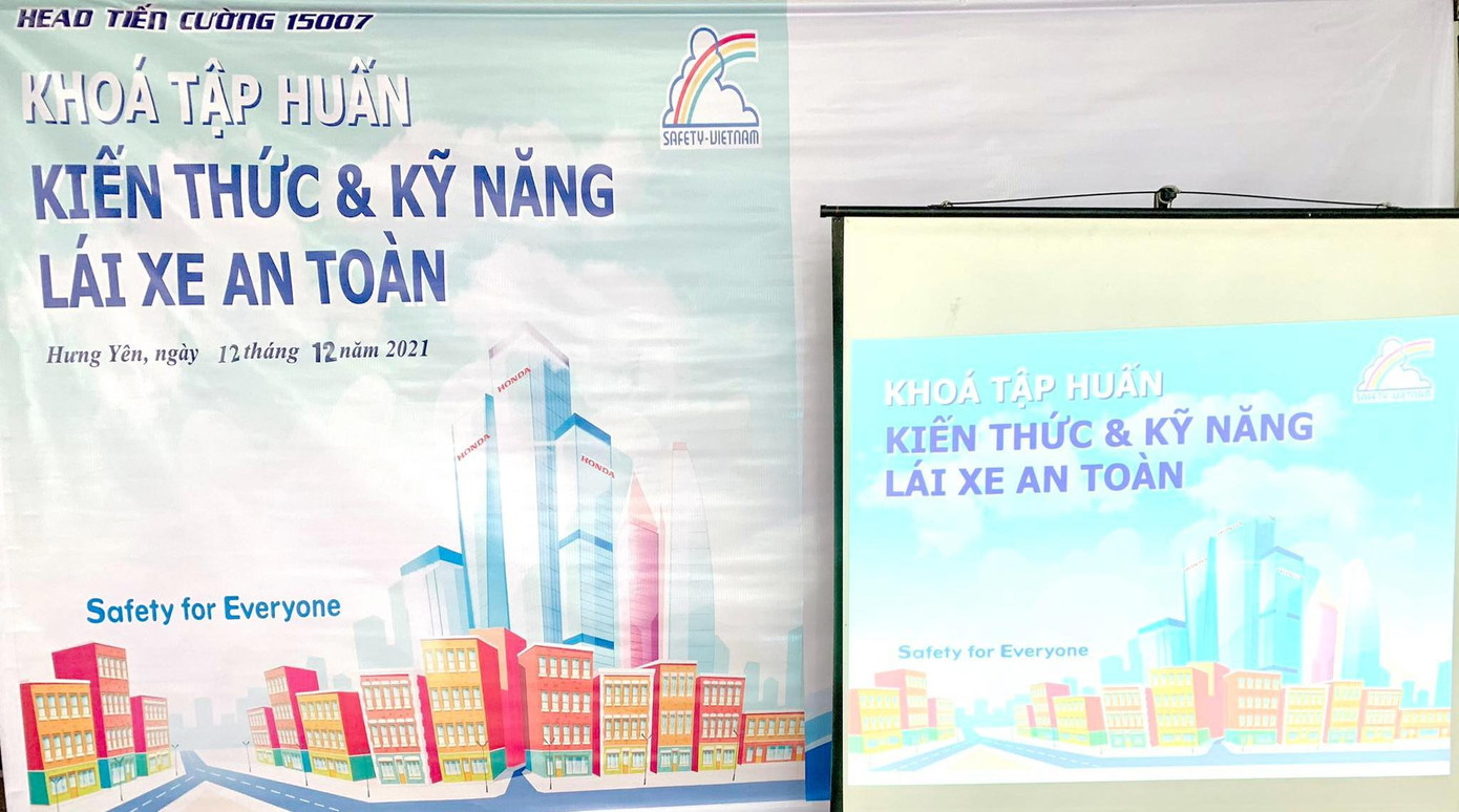 Buổi tập huấn được chia làm 2 phần gồm phần đào tạo lý thuyết và phần hướng dẫn thực hành. Trong phần lý thuyết, nhân viên tại cửa hàng đã hướng dẫn khách hàng tham gia buổi tập huấn nắm chắc các kiến thức, kỹ năng lái xe an toàn