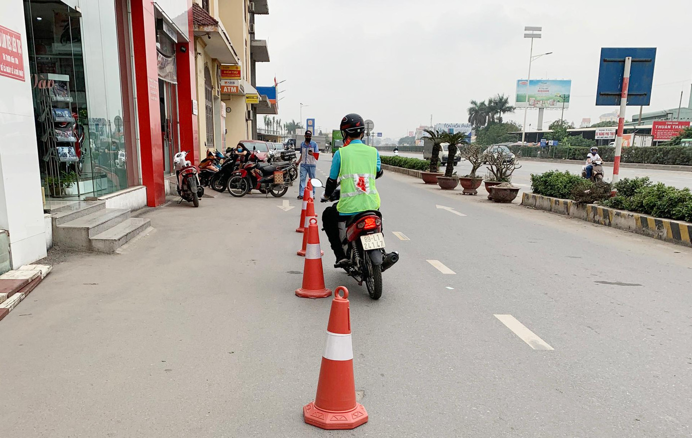 .. hoặc sôi nổi với phần đi xe zích zắc theo cọc tiêu.