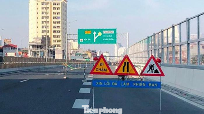 Ngày 1/12, có mặt tại đường trên cao Mai Dịch - cầu Thăng Long, PV Tiền Phong ghi nhận, công trường thi công vẫn đang chiếm 2/3 lòng đường.