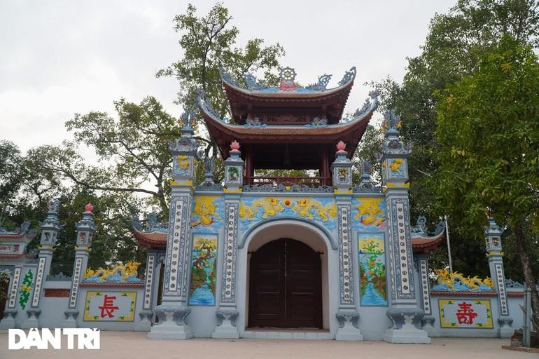 Cổng chùa được xây mới, còn lô gỗ sưa vẫn nằm im bất động chưa biết đến bao giờ mới quy được ra tiền thật (Ảnh: Trọng Trinh).