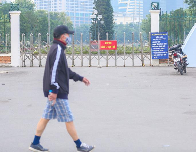 Nhiều người dân chưa nắm rõ thông tin, đến đây tập thể dục đều phải quay về