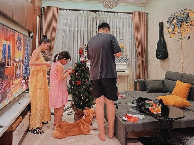 Một tấm ảnh hạnh phúc của gia đình được "dì ghẻ" đăng tải trên mạng xã hội, nhìn kỹ sẽ thấy trên cơ thể cô bé 8 tuổi chi chít các vết bầm Xót xa lời kể của người giúp việc chăm sóc bé gái 8 tuổi tử vong nghi do bạo hành - Ảnh 4.