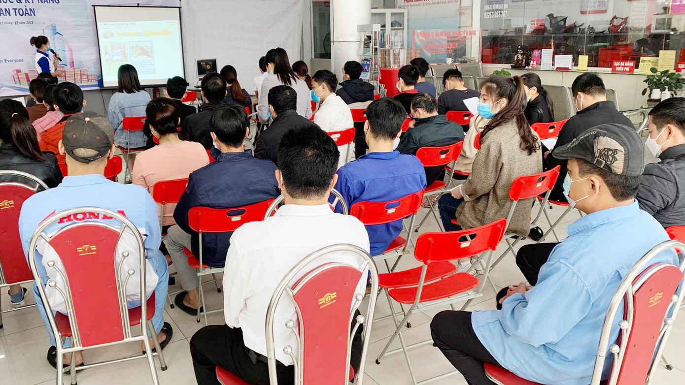 Những người có mặt đều chăm chú lắng nghe nhân viên tại cửa hàng Head Tiến Cường hướng dẫn để nắm chắc các kiến thức và kỹ năng lái xe an toàn.