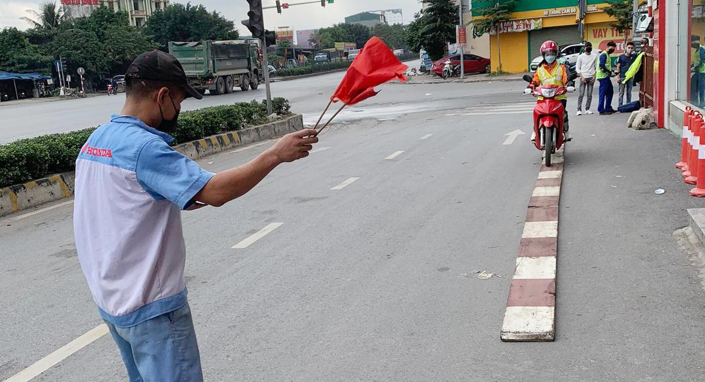 Phía ngoài, các cô gái cũng trổ tài khi được thực hành Lái xe thăng bằng...