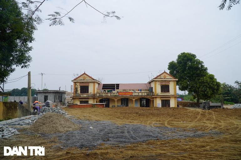 Lô gỗ sưa được đựng trong thùng container đặt tại sân nhà văn hóa thôn Phụ Chính (Ảnh: Trọng Trinh).