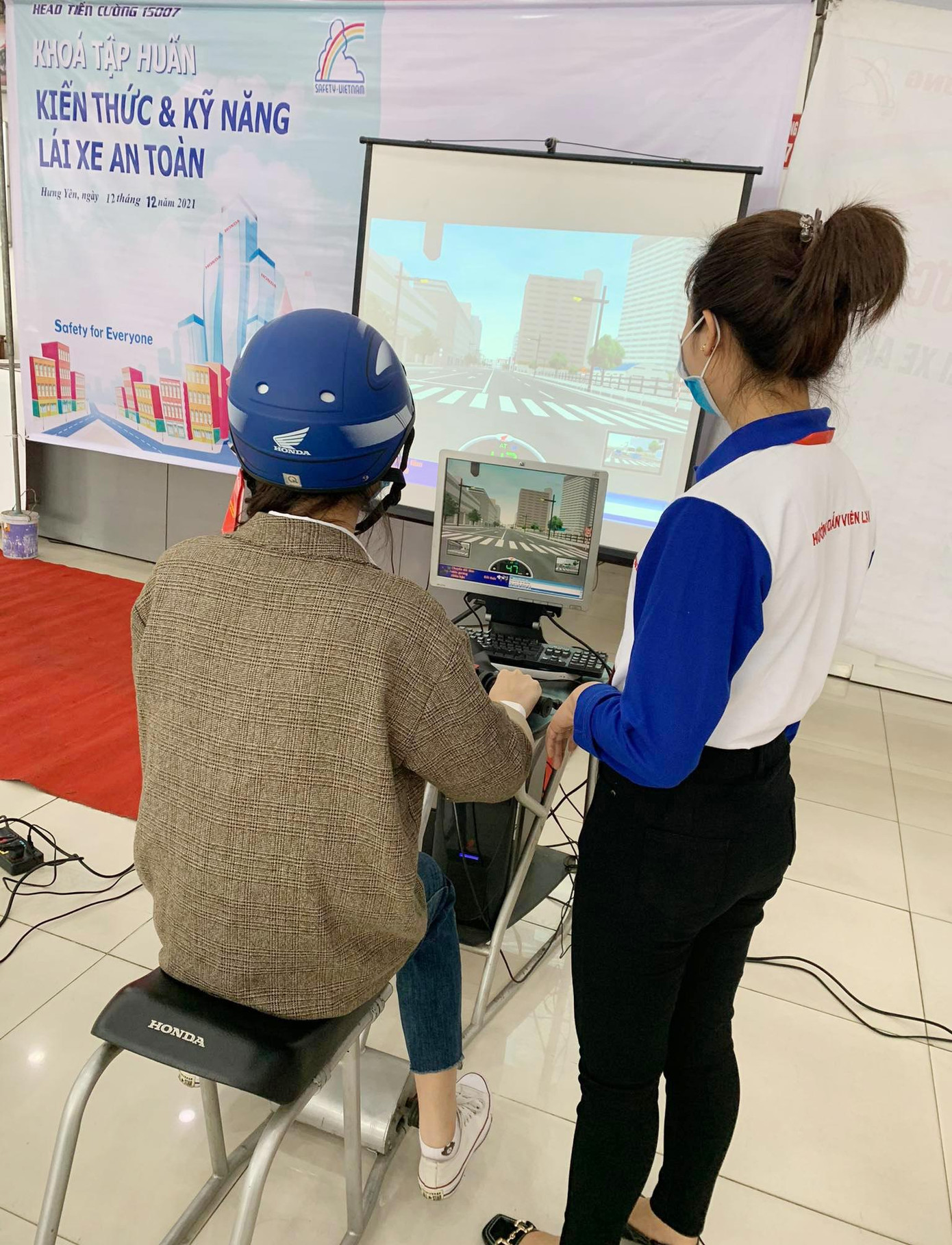 Trong phần đào tạo thực hành, các bạn trẻ hồ hởi ;tham gia sẽ được thực hành trên máy tập lái RT.