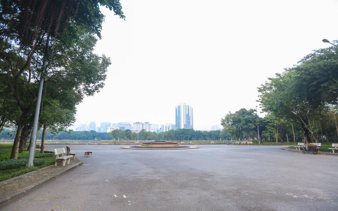 Khu vực có khoảng không gian thoáng đãng, thường ngày rất đông người dân tập trung đến tập luyện, song những ngày này vắng tanh