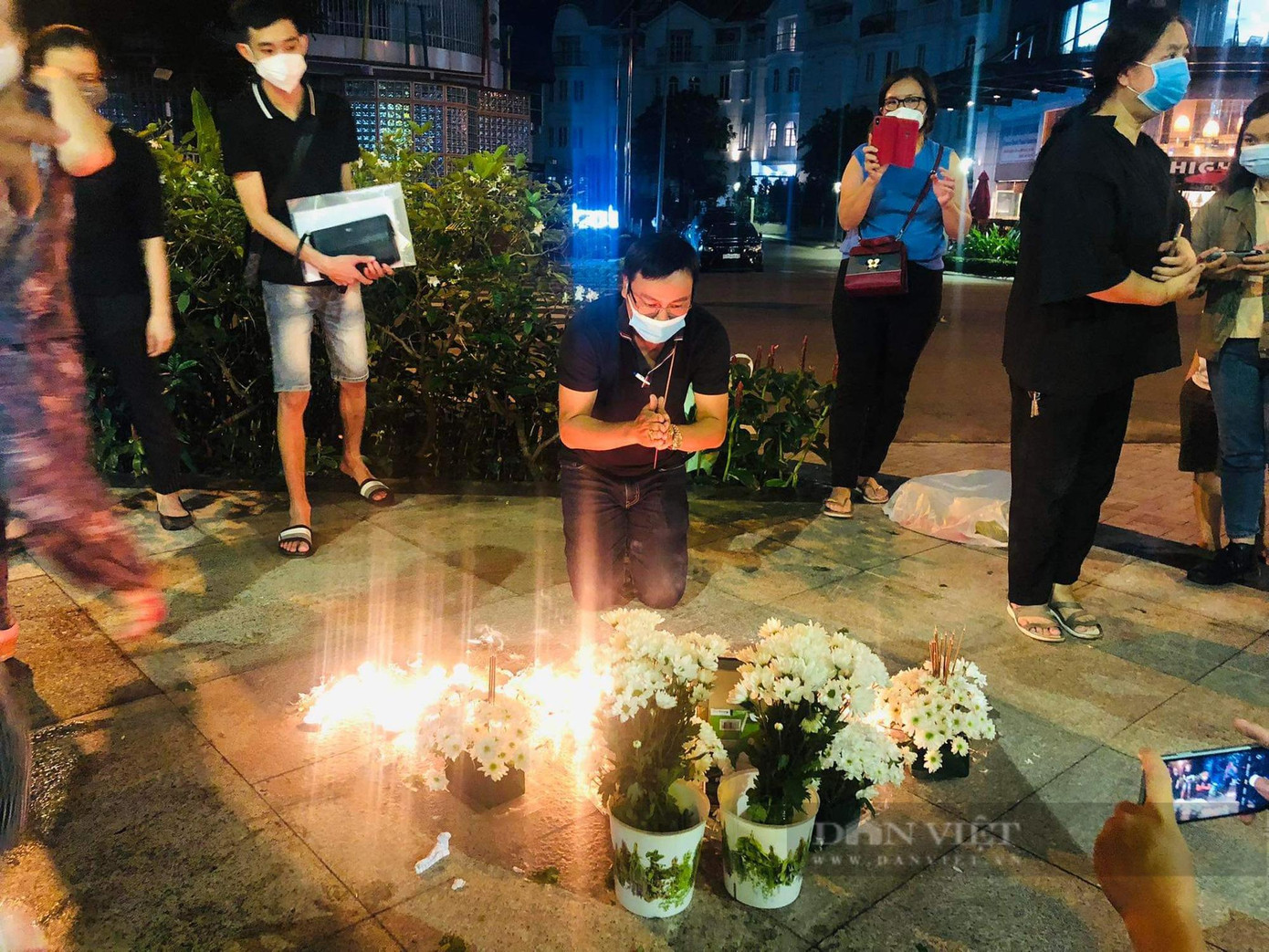 Bác ruột của bé gái 8 tuổi tử vong nghi do "dì ghẻ" bạo hành đã để di ảnh của bé trước tòa nhà để cùng tưởng nhớ, cầu nguyện cho bé. Ảnh: Mỹ Quỳnh Vụ bé gái 8 tuổi tử vong nghi do bạo hành: Lời kể của người chăm sóc bé từ lúc mới sinh - Ảnh 1.