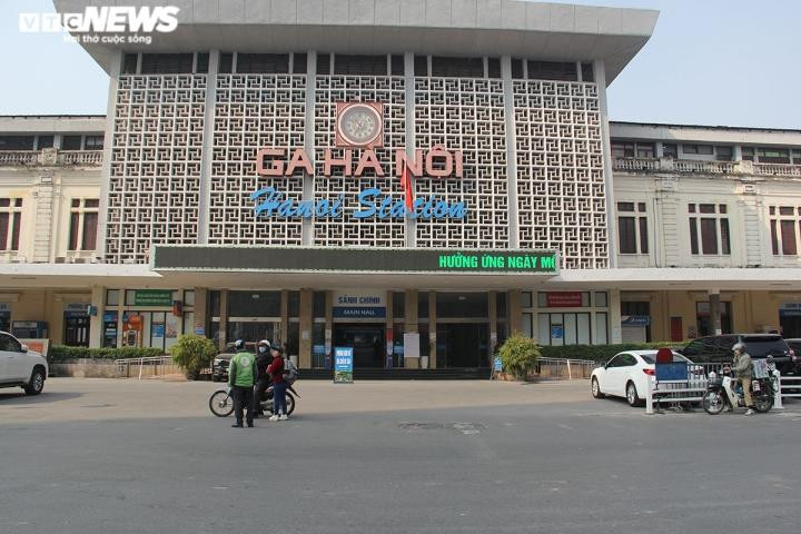 Nhà ga Hà Nội sáng cuối năm 2021 vắng vẻ, đìu hiu. Nhà ga Hà Nội sáng cuối năm 2021 vắng vẻ, đìu hiu.