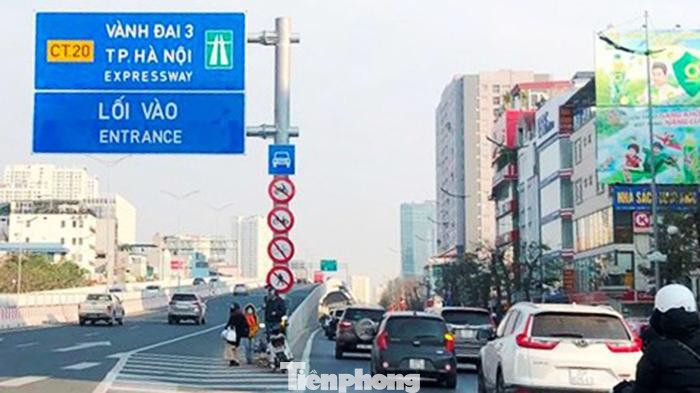 Thay vì đi lên đường trên cao để tránh ùn tắc, giảm quá tải cho các tuyến đường bên dưới, hơn 1 năm đường trên cao Vành đai 3 đoạn Mai Dịch - Cầu Thăng Long thông xe, phương tiện từ Mai Dịch đi các nút giao Hoàng Quốc Việt, Cổ Nhuế, Ciputra... vẫn phải đi ở các đường bên dưới, chịu cảnh ùn tắc. Trong khi đường trên cao đầu tư trên 5.300 tỷ đồng chỉ lác đác xe.