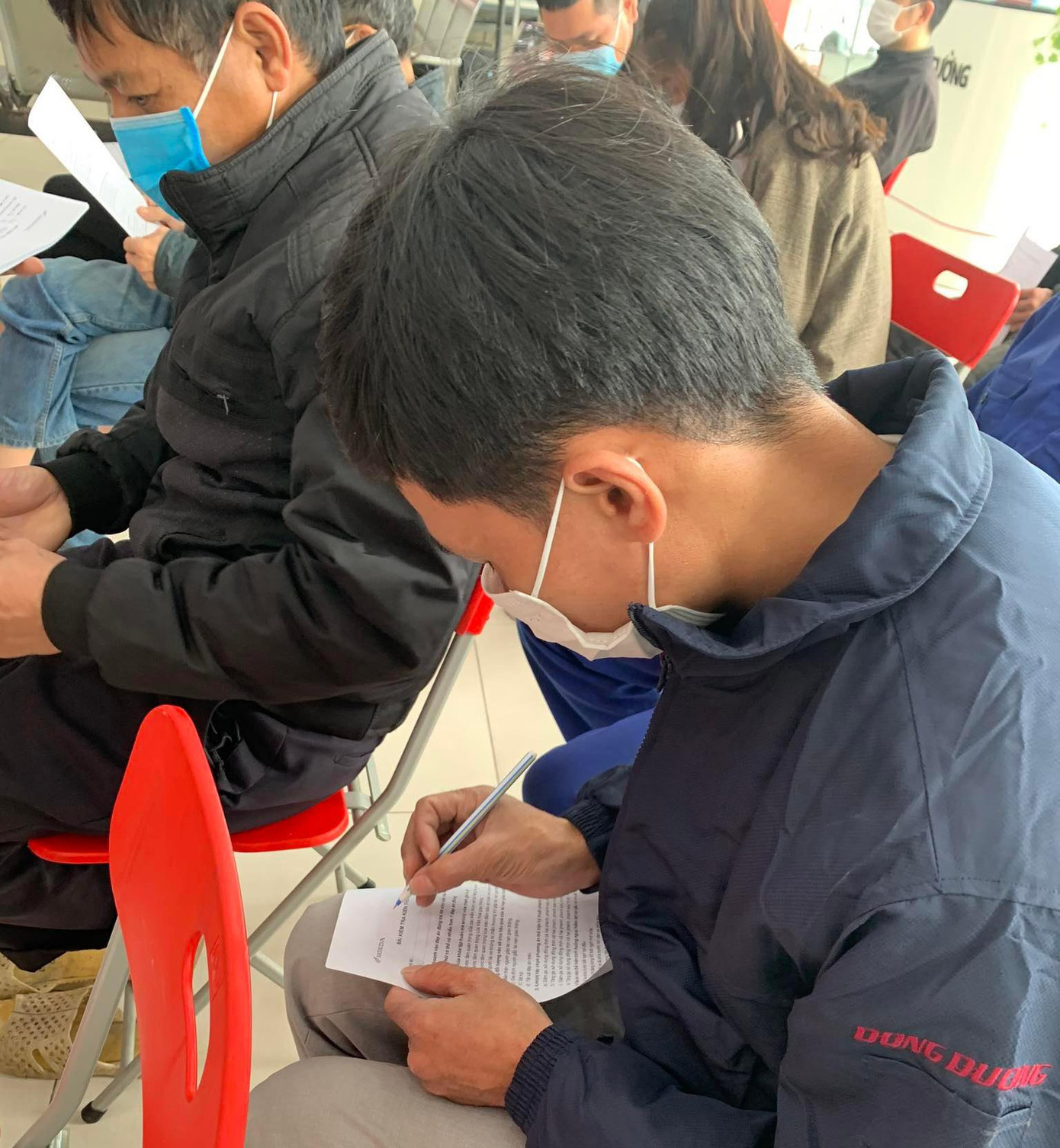 Khách hàng có mặt tại Head Tiến Cường đều thích thú khi tham gia phần thi lý thuyết sau khi đã nắm chắc các kiến thức và kỹ năng lái xe an toàn