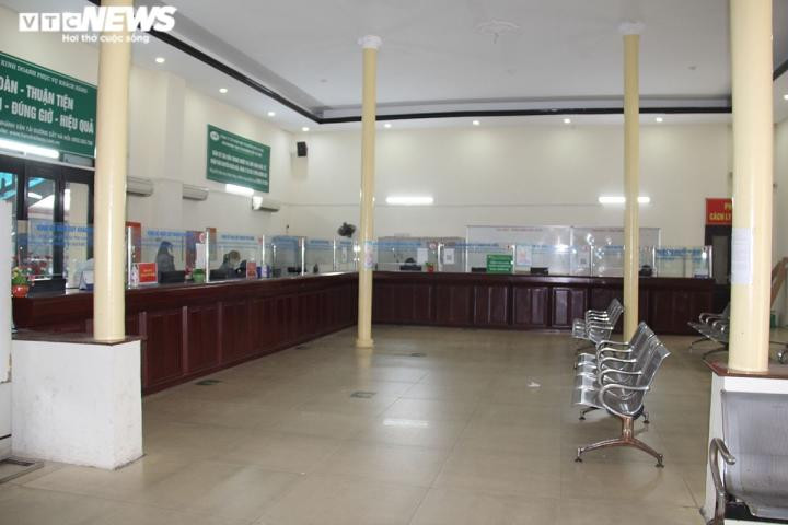 Khu vực quầy bán vé của nhà ga Hà Nội không bóng khách Khu vực quầy bán vé của nhà ga Hà Nội không bóng khách