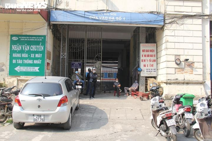 Khu vực bốc xếp hàng hóa cũng không có việc, người lao động rảnh rỗi, ngóng chờ khách. Khu vực bốc xếp hàng hóa cũng không có việc, người lao động rảnh rỗi, ngóng chờ khách.