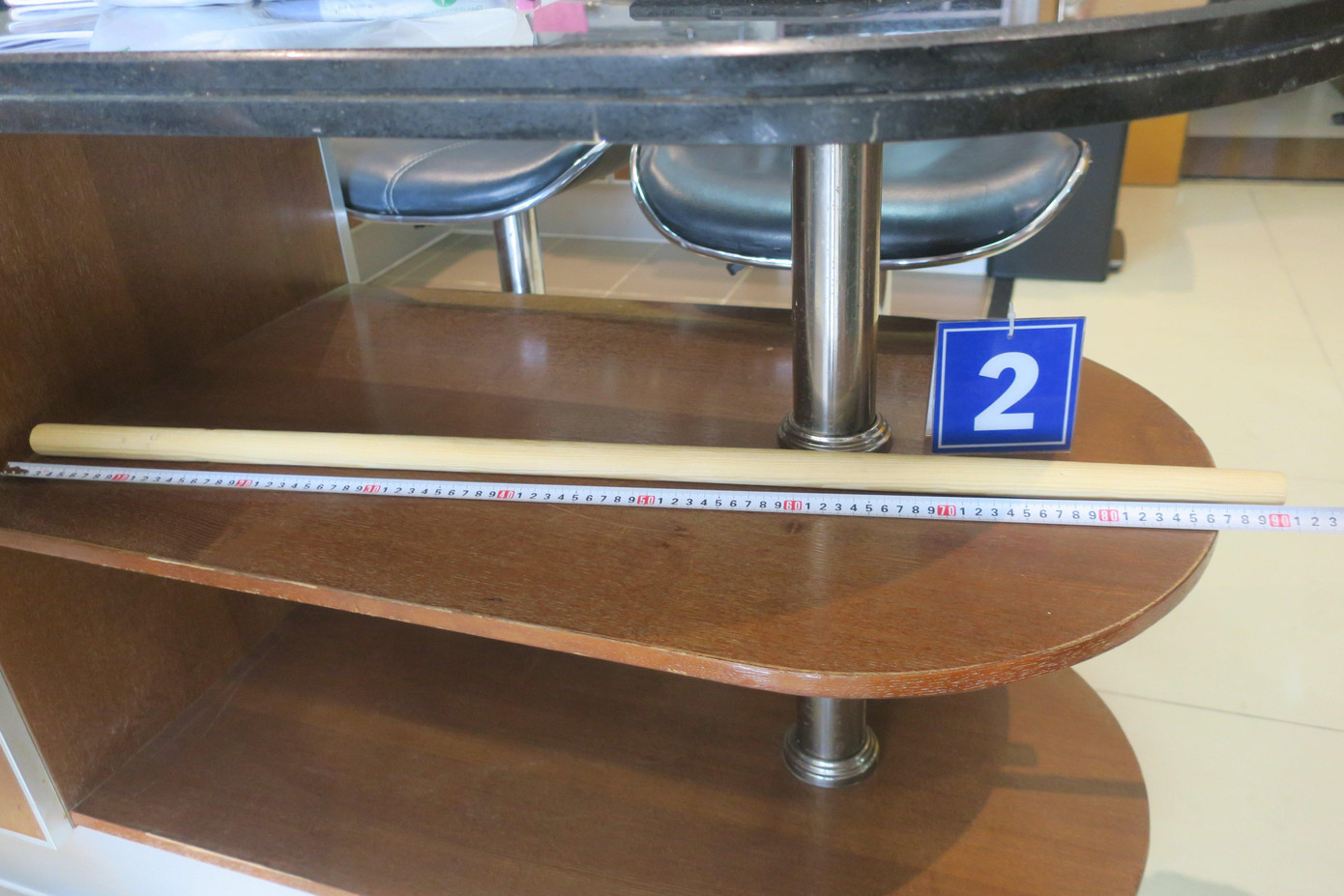 Bà Trang thừa nhận đây là đoạn gỗ dùng để đánh cháu A. Bà Trang thừa nhận đây là đoạn gỗ dùng để đánh cháu A.