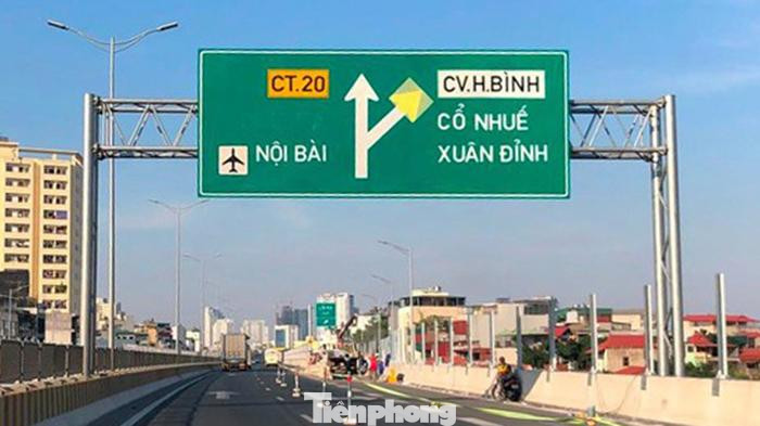 Lối xuống nút giao Cổ Nhuế - Hoàng Quốc Việt vừa bị bịt, vừa chìm trong công trường thi công.