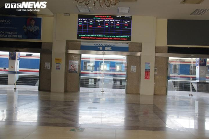 Chuyến tàu im lìm nằm chờ khách. Chuyến tàu im lìm nằm chờ khách.