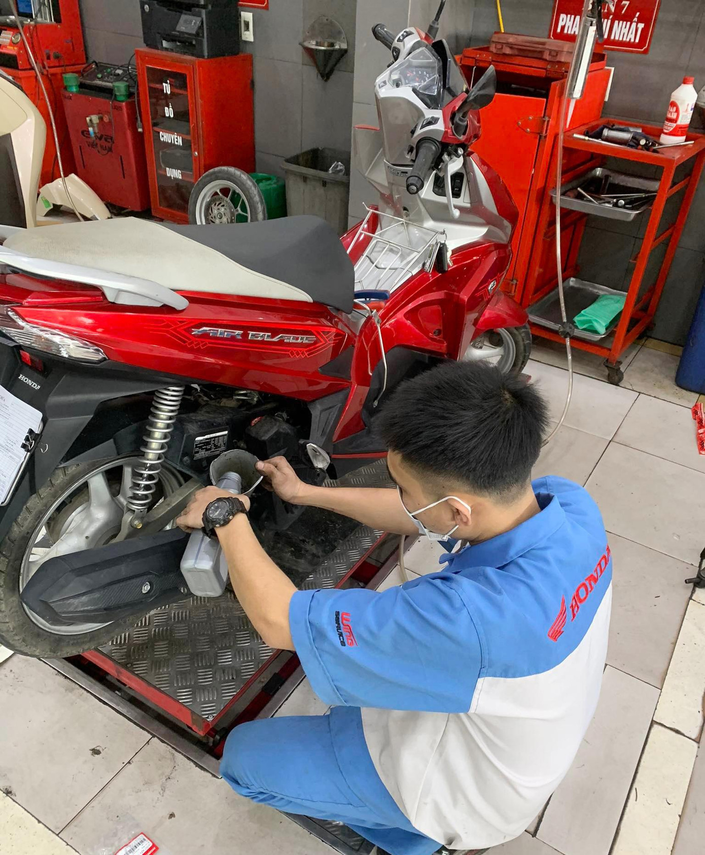 Người dân xếp hàng tại khu vực Thay dầu miễn phí để được một lần trải nghiệm dịch vụ của HEAD Tiến Cường