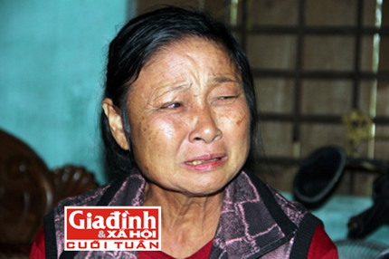 Đến bây giờ bà vẫn chưa tin mình đã được đoàn tụ cùng con cháu, quê hương. Ảnh T.G