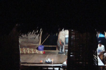 Các thiếu nữ nằm trong nhà sàn, thắp đèn đợi trai bản.