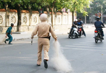 Một tổ công tác của Công an tỉnh Thanh Hóa đang quăng lưới vào xe người vi phạm.