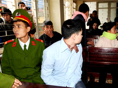 Gần 6h, công tác chuẩn bị cho phiên tòa được triển khai. Con đường dẫn đến tòa án được giăng dây thép gai và đặt biểm cấm. Nhiều người dân tỉnh Bắc Giang đến tòa án từ rất sớm Người nhà chủ tiệm vàng bên di ảnh của ba nạn nhân. Lê Văn Luyện được áp giải tới phiên tòa. Luyện bước xuống xe, được bảo vệ nghiêm ngặt. Bị cáo Luyện nhoài người ra sau tìm người thân. Các bị cáo tại phiên tòa (mặc áo xanh). Bố Luyện (bên trái) quay mặt sang nhìn con trai... Hàng trăm người dân tụ tập ngoài tòa án để theo dõi diễn biến phiên tòa.