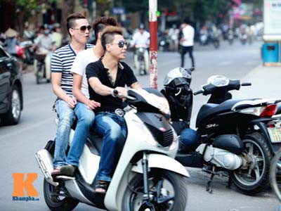 Đi xe xịn, không cần đội mũ bảo hiểm. . Đi xe xịn, không cần đội mũ bảo hiểm.