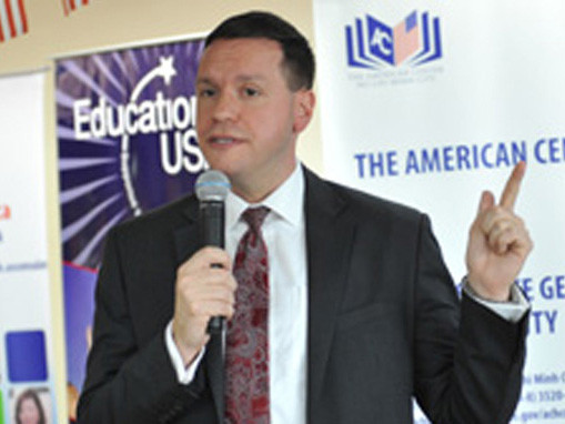 Michael Sestack - người có thẩm quyền cấp visa không di dân của Tổng lãnh sự quán Mỹ tại TP.HCM - bị cáo buộc nhận tiền hối lộ - Ảnh: Tổng lãnh sự quán Mỹ tại TP.HCM