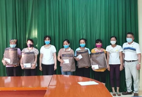 Công đoàn cơ sở tặng quà, thăm hỏi người lao động trong Tháng Công nhân 2021 Công đoàn cơ sở tặng quà, thăm hỏi người lao động trong Tháng Công nhân 2021