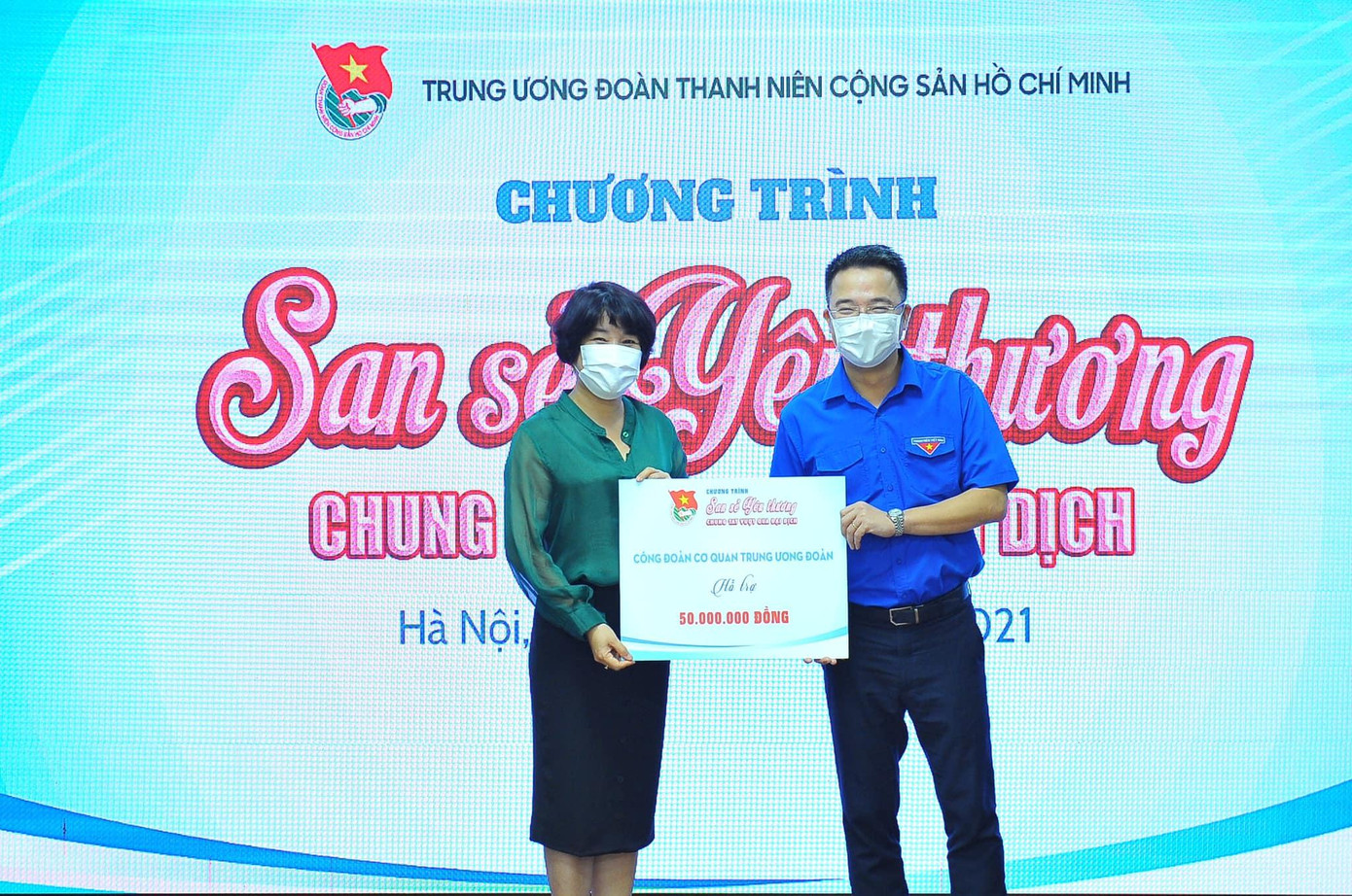 Chị Lê Hồng Hạnh, Chủ tịch Công đoàn cơ quan Trung ương Đoàn trao kinh phí ủng hộ Chương trình San sẻ yêu thương, chung tay vượt qua đại dịch Chị Lê Hồng Hạnh, Chủ tịch Công đoàn cơ quan Trung ương Đoàn trao kinh phí ủng hộ Chương trình San sẻ yêu thương, chung tay vượt qua đại dịch