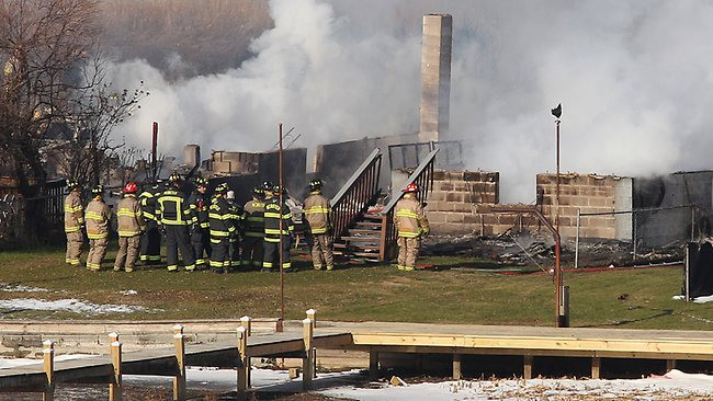 Lính cứu hỏa dập tắt đám cháy sau khi vụ thảm sát kết thúc