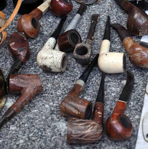 Tẩu hút thuốc được sản xuất cách đây hơn 20 năm cũng được bán với giá gần nửa triệu đồng. Để sưu tập được những tẩu thuốc này, chủ nhân của nó phải lặn lội về tận vùng quê ở các tỉnh miền Trung để mua