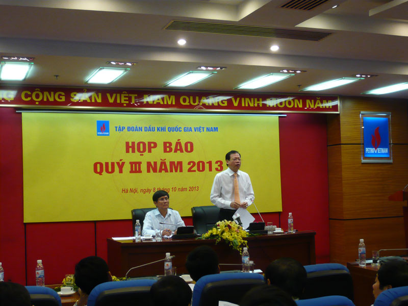 Ông Phùng Đình Thực (đứng) và ông Lê Minh Hồng tại buổi họp báo ngày 8/10/2013. Ảnh: PHONG CẦM