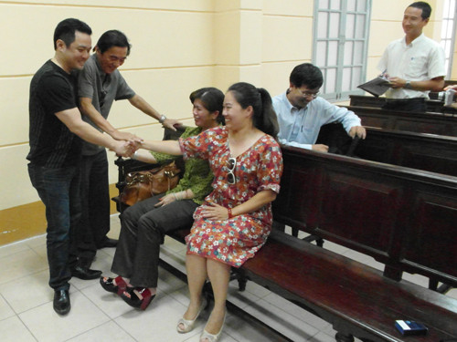 Những cái bắt tay chúc mừng của bên nguyên đơn sau khi tòa tuyên ông Ly Sam thắng kiện với số tiền hơn 1.100 tỷ đồng