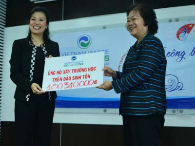 Nhân viên công ty VWS quyên góp tiền xây trường học trên đảo sinh tồn- ảnh L.N