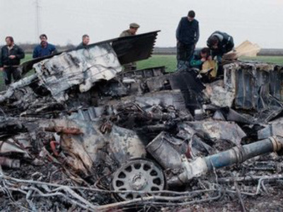 Các chuyên gia quân sự Nam Tư kiểm tra xác chiếc F-117 bị bắn rơi tháng 3-1999