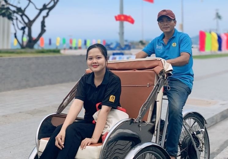 Ông Nguyễn Ngọc Dũng chở khách du lịch trên đường Trần Phú, thành phố Nha Trang.