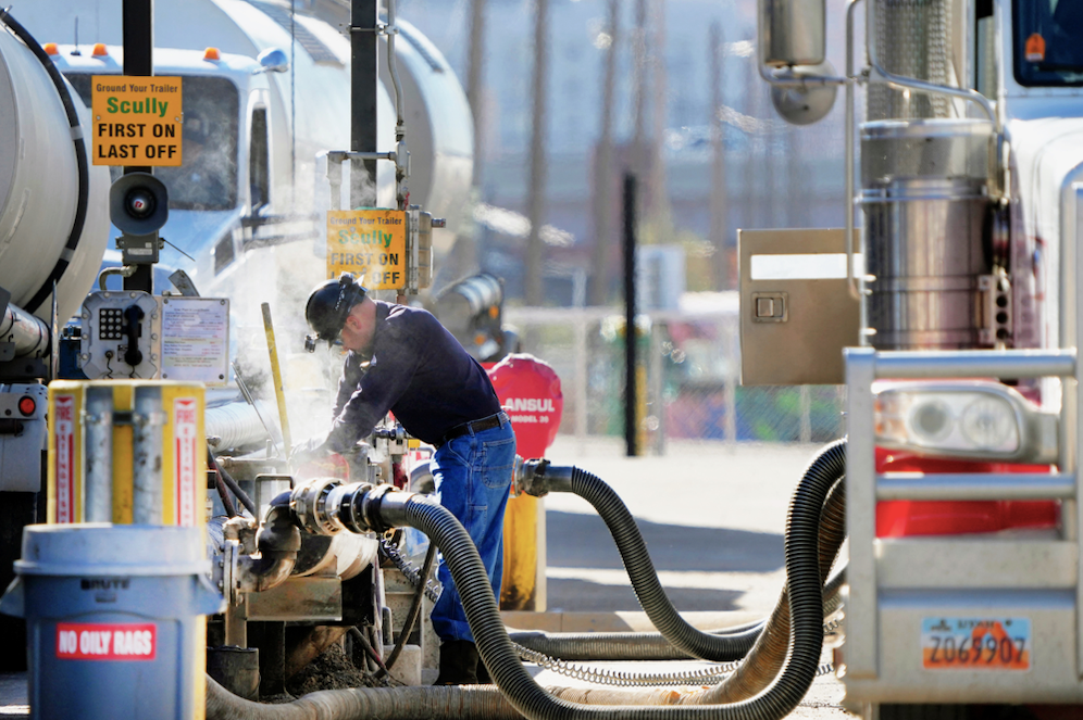 Giá dầu thế giới tăng mạnh nhất kể từ tháng 10/2023 (ảnh: TTXVN).