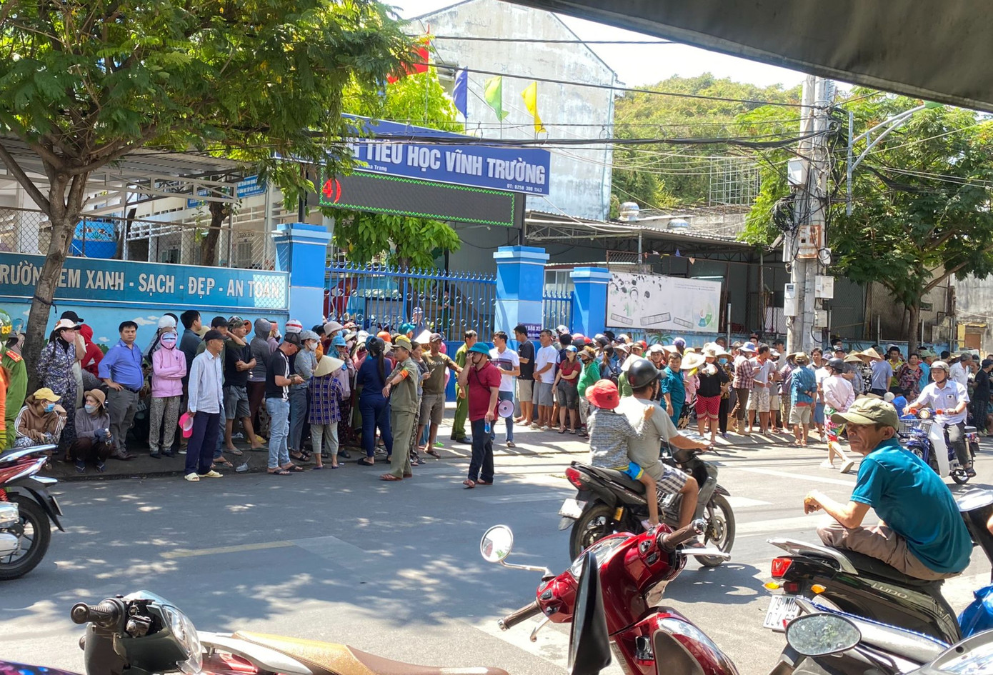 Nhiều phụ huynh đã tập trung trước cổng trường Tiểu học Vĩnh Trường sau vụ học sinh nhập viện.