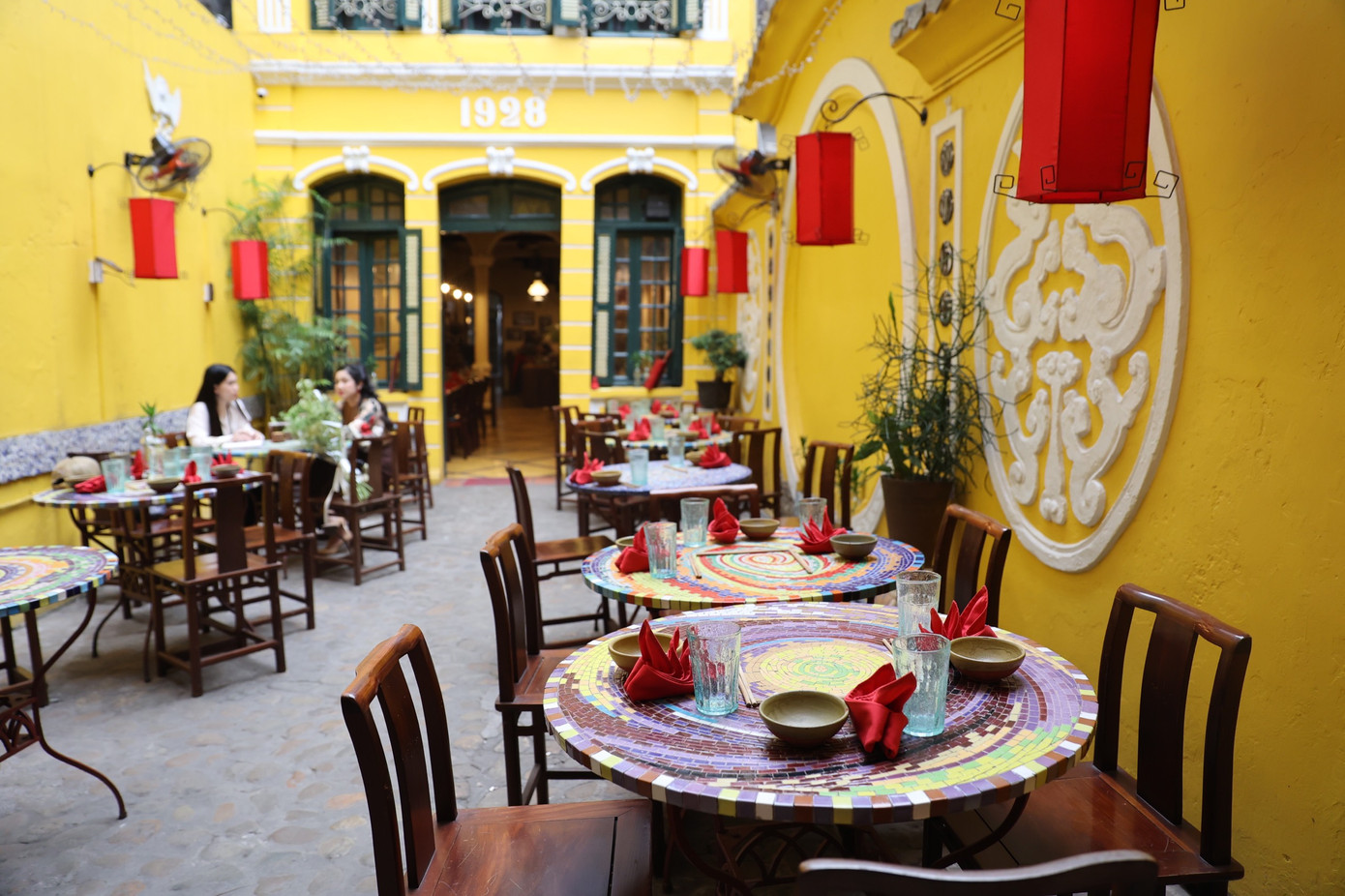 Toàn cảnh không gian ngoài trời của nhà hàng nơi Tim Cook thưởng thức cà phê sáng 15/4 (ảnh: Trọng Tài).