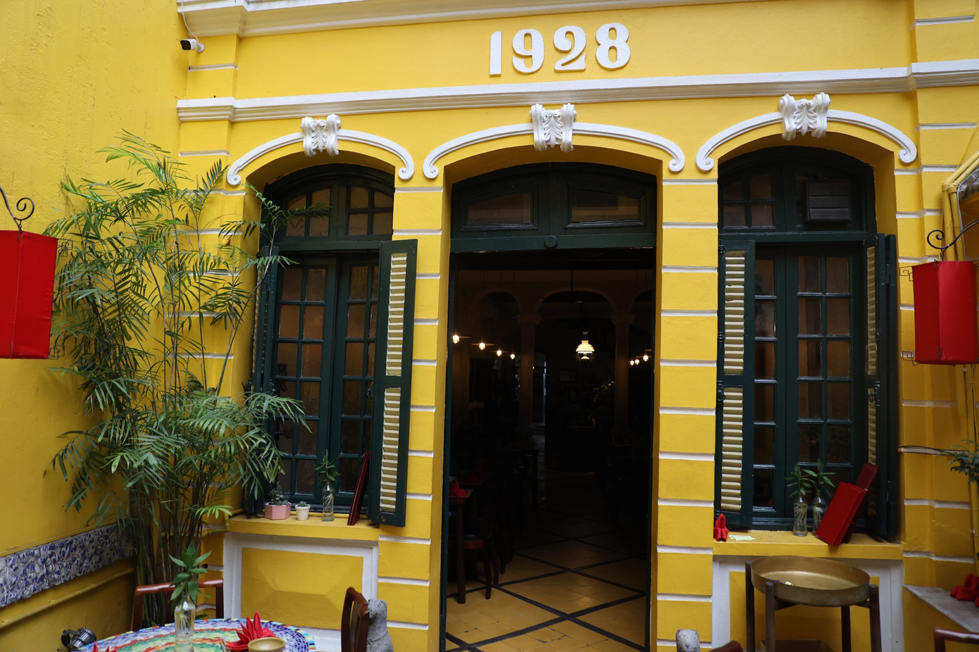 Lối cửa nhỏ đi vào bên trong nhà hàng (ảnh: Trọng Tài).