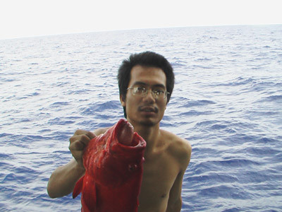 Đinh Minh Hoàng sung sướng với chú cá mú đỏ - loại cá quý hiếm vừa câu được ở Hoàng Sa