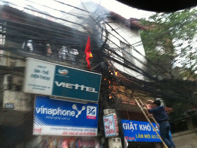 Một người dân dùng bình cứu hỏa để chữa cháy. Ảnh: CTV