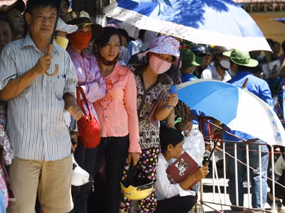 Nhiều ý kiến cho rằng phải thay đổi cách thức tổ chức thi đại học lạc hậu hiện nay (trong ảnh: người nhà thí sinh vật vã ngoài phòng thi Ảnh: Hồng Vĩnh