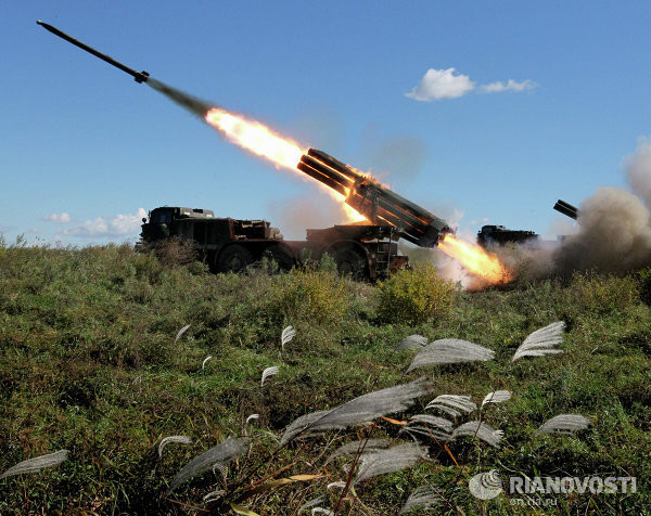 Hệ thống phóng rocket đa nòng tự hành BM-27 Uragan 220-mm có tầm bắn hiệu quả lên tới 35 km. Nó bắt đầu được đưa vào sử dụng từ năm 1975