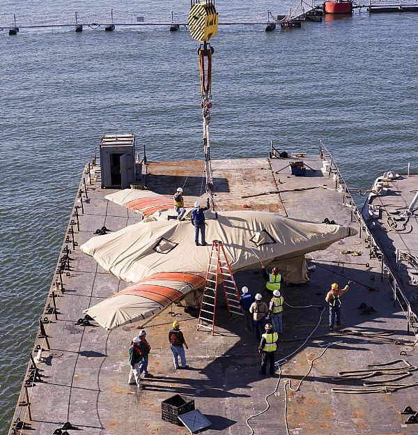 X-47B trên sà lan, trước khi được cẩu lên tàu sân bay