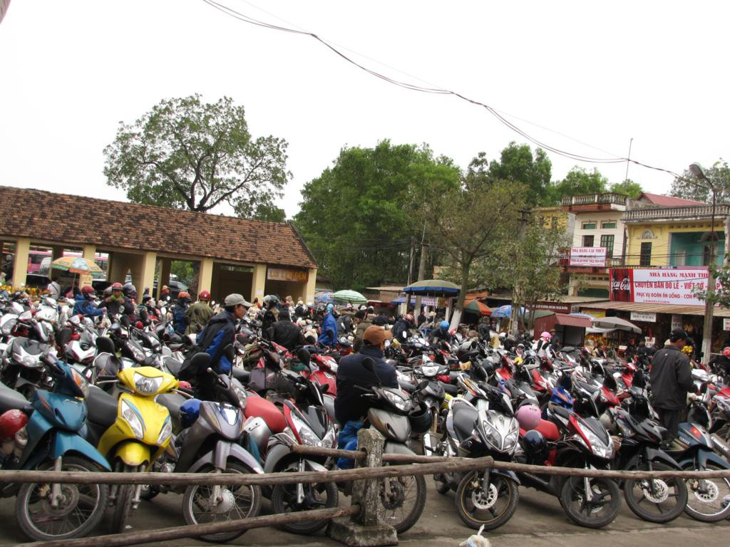 Bãi gửi xe của ban tổ chức trở nên quá tải trong ngày chính hội. Ảnh: Tuấn Nguyễn