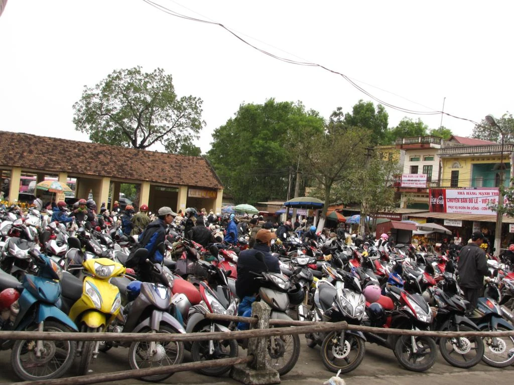 Bãi gửi xe của ban tổ chức trở nên quá tải trong ngày chính hội. Ảnh: Tuấn Nguyễn