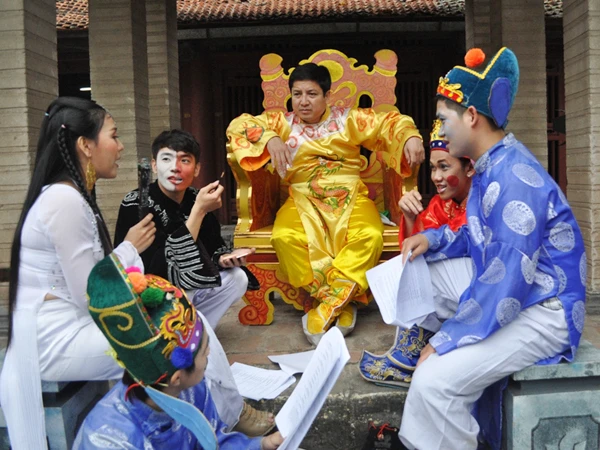 NSƯT Chí Trung cùng các diễn viên không chuyên của “Vua hài đất Việt” chuẩn bị cho một cảnh diễn Ảnh: H.G.A