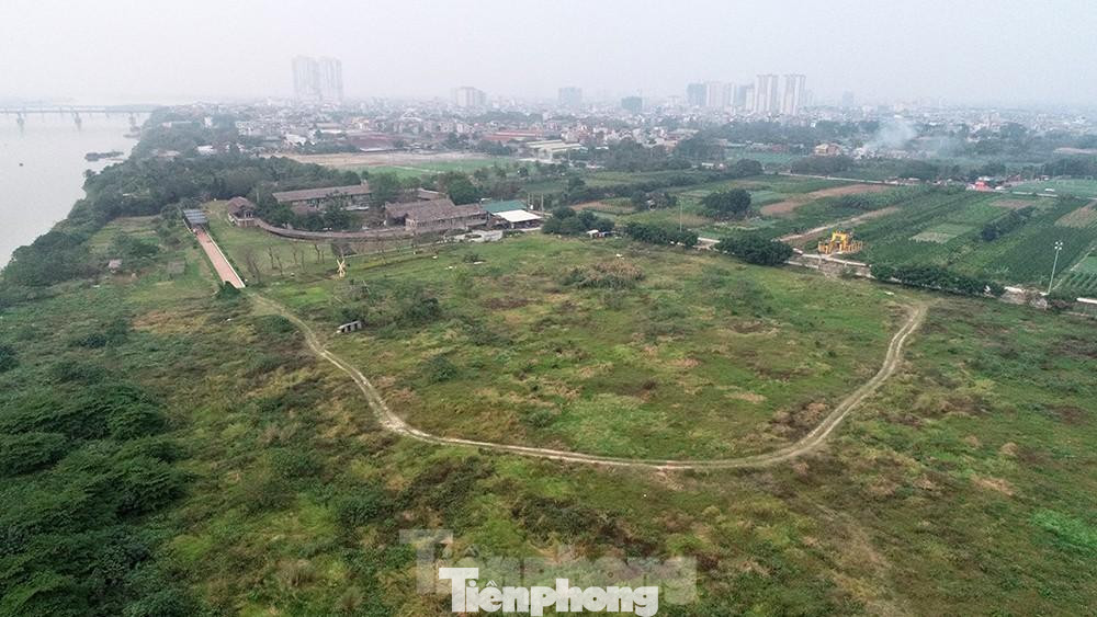 Nhiều khu đất ven sông Hồng bị lấn chiếm xong được quây tôn, thép b40, có thửa đất được xây dựng nhà tạm rồi dần biến thành nhà kiên cố. Nhiều khu đất ven sông Hồng bị lấn chiếm xong được quây tôn, thép b40, có thửa đất được xây dựng nhà tạm rồi dần biến thành nhà kiên cố.